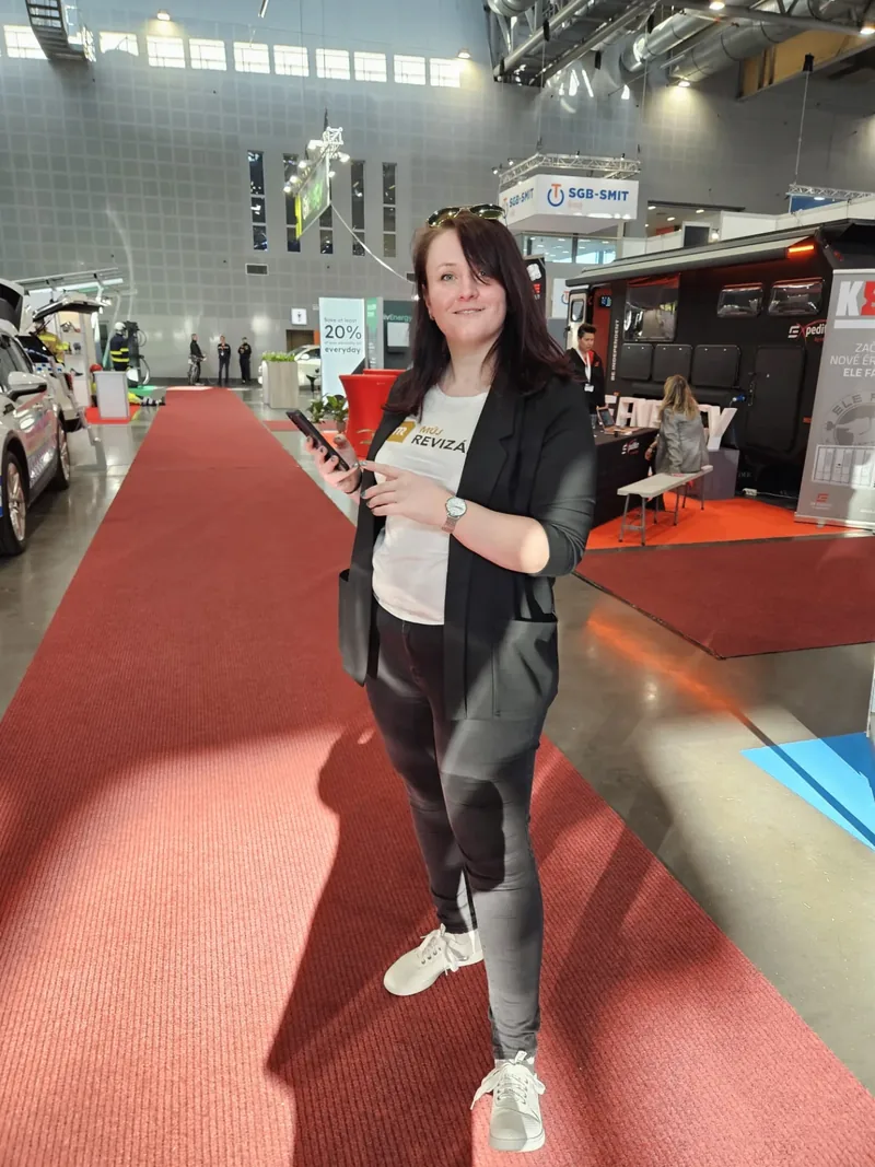 Tým na veletrhu elektromobility